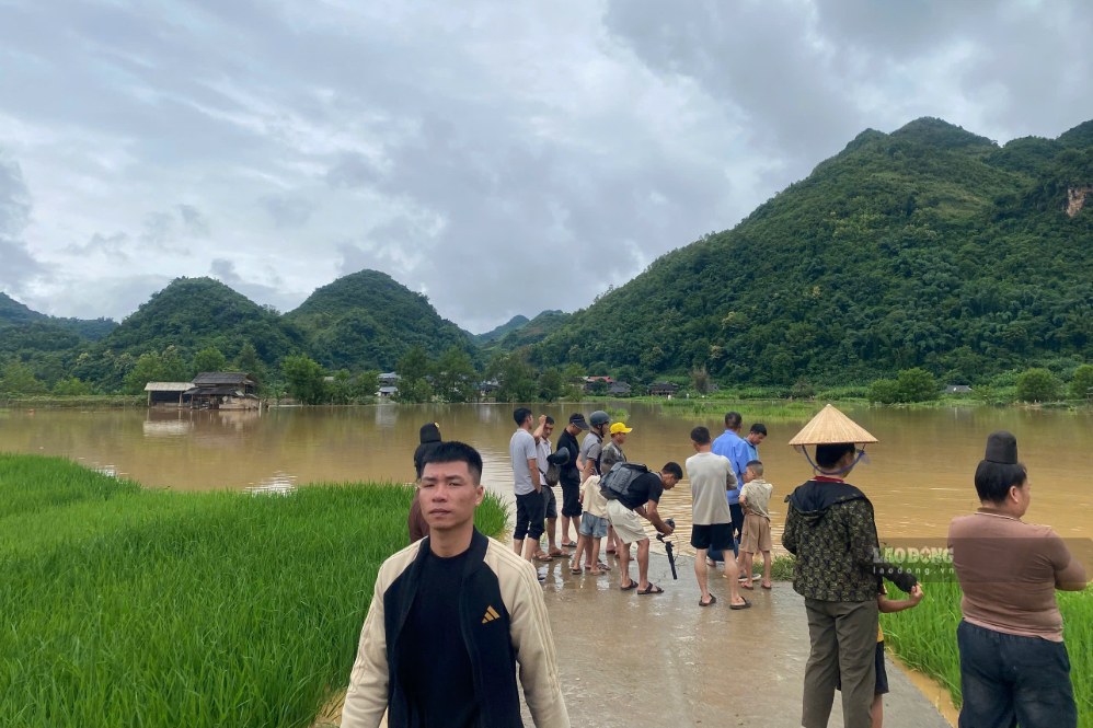 Khu vực Tông Cọ cũ, xã Chiềng La bị ngập sâu thiệt hại nhiều diện tích lúa và ao cá. Ảnh: Trường Sơn