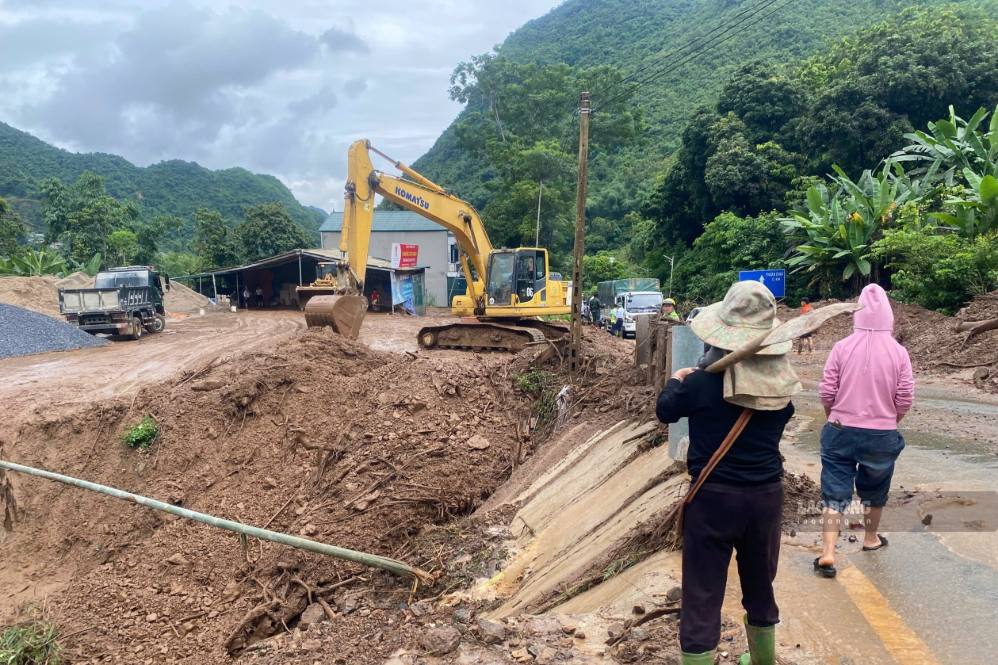 Máy móc san gạt đất đá, thông đường Quốc lộ 6 đoạn qua đèo Chiềng Pấc, tỉnh Sơn La. Ảnh: Trường Sơn