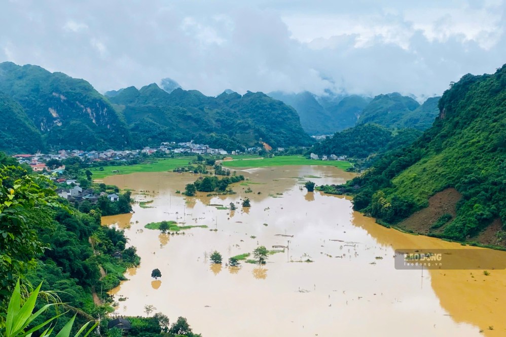 ソンラ省チェンラコミューンのコ村とトゥムカイ村(旧トンコ地区)は深く浸水しています。写真:チュオンソン