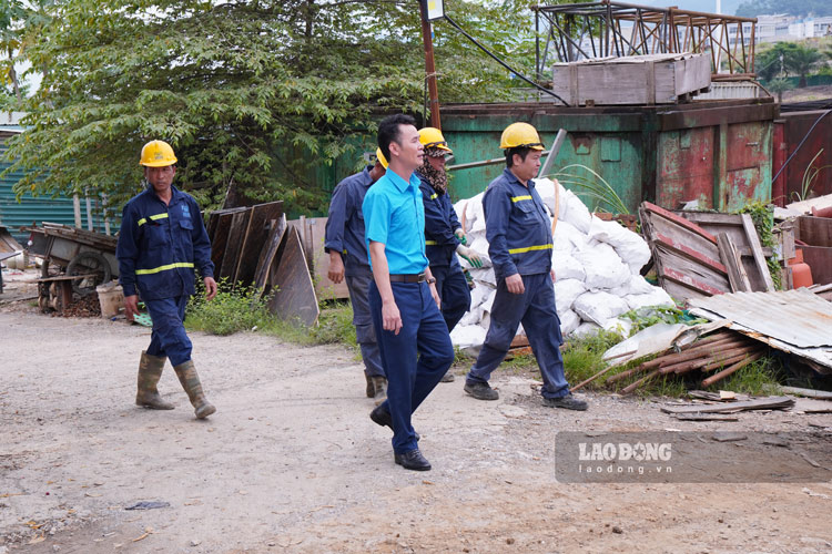Liên đoàn Lao động tỉnh Lào Cai tiếp thêm động lực cho người lao động đang thi công công trình giao thông trọng điểm. Ảnh: Đinh Đại.