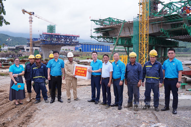Lao Cai Provincial Labor Federation presents collective gifts to the construction unit of the Border Bridge Project across the Red River. Photo: Dinh Dai