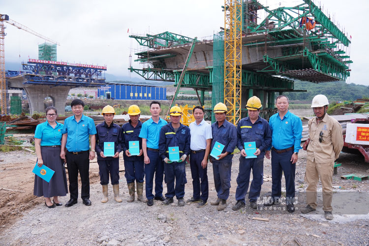 Những phần quà được trao nhằm động viên người lao động vượt khó, bám công trường, đẩy nhanh tiến độ thi công. Ảnh: Đinh Đại.