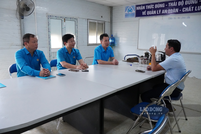 Lãnh đạo Liên đoàn Lao động tỉnh Lào Cai làm việc, nắm tình hình thi công Dự án cầu biên giới qua sông Hồng. Ảnh: Đinh Đại.
