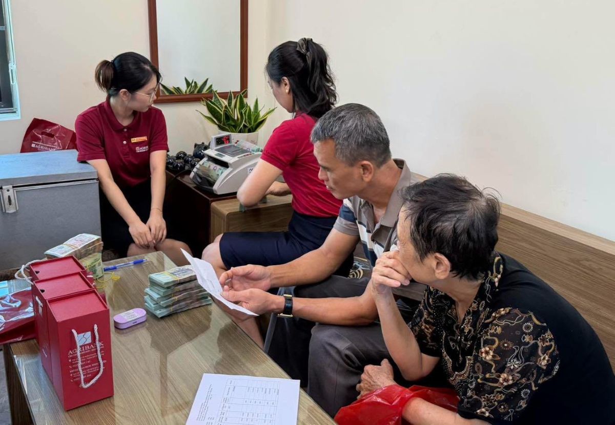People in Nam Do Son ward receive project compensation money. Photo: Nam Do Son ward information page