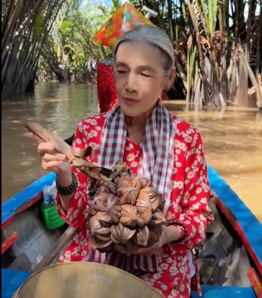 Nghệ sĩ Thanh Hiền giới thiệu về dừa nước. Ảnh: Cắt từ video.