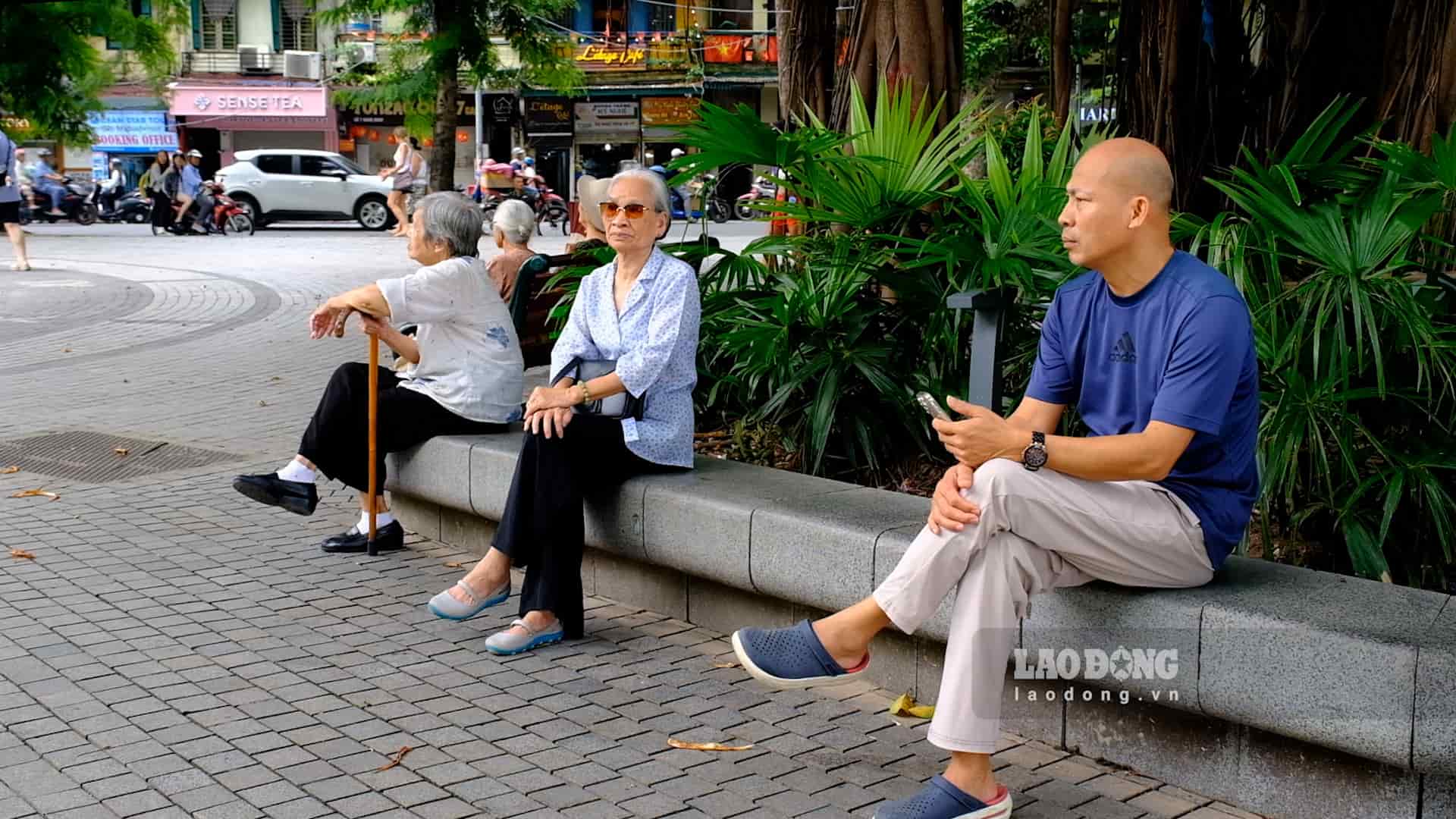 The proposal for the Health Insurance Fund to pay for medical examination and treatment costs at home has received public attention. Photo: Trang Anh