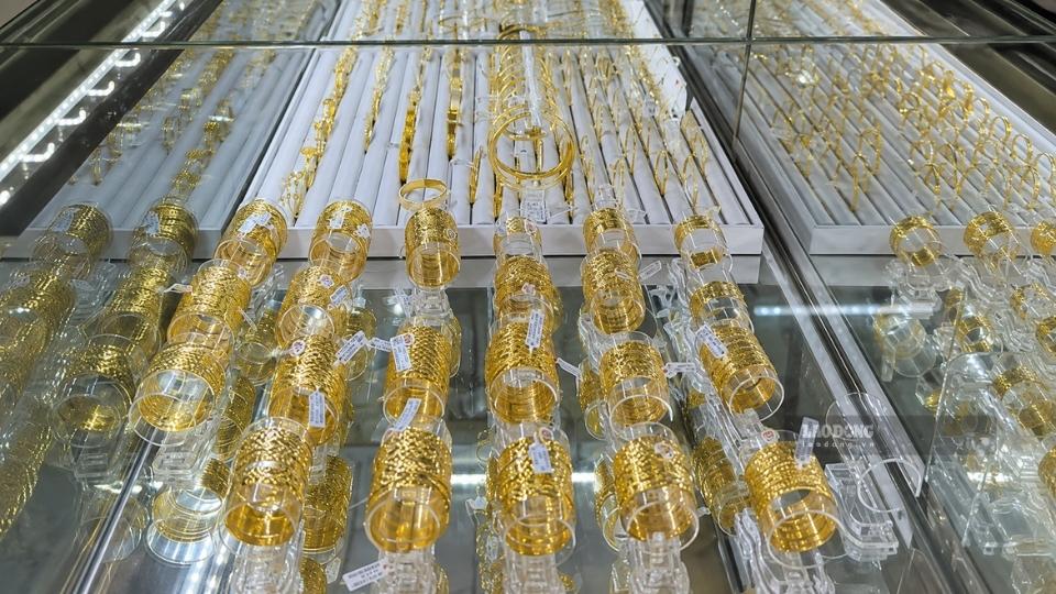 ヴィンロン省での金と宝飾品の取引活動における規制遵守状況を検査する当局。写真:ホアン・ロック
