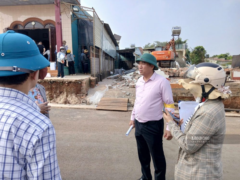 Ông Vũ Mạnh Định - Phó Bí thư Đảng ủy, Chủ tịch UBND phường Hội Phú tại hiện trường giải tỏa mặt bằng thi công dự án. Ảnh Thanh Tuấn