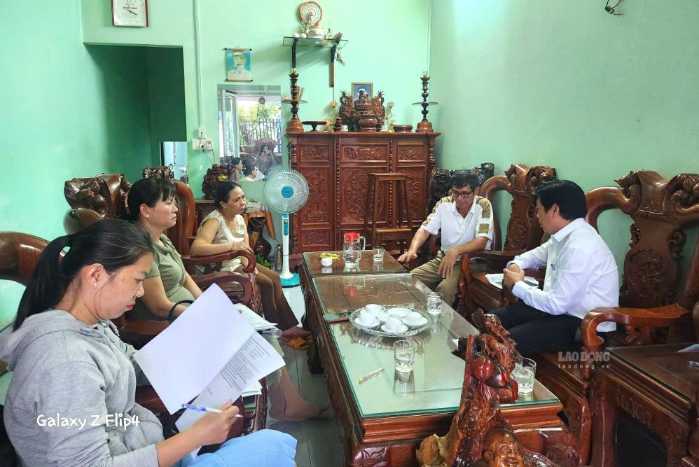 Cán bộ, đảng viên phường Diên Hồng đến nhà thuyết phục người dân di dời để thi công đường Nguyễn Văn Linh. Ảnh Thanh Tuấn
