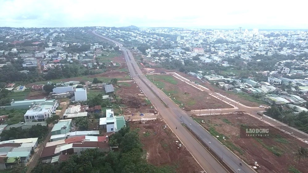 More than 10 years behind schedule, thanks to skillful mass mobilization to create consensus, the Nguyen Van Linh road project is gradually being completed after only 1 year of construction. Photo Thanh Tuan