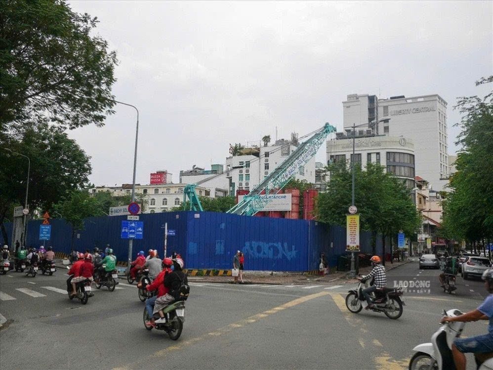 Khu đất từng là Trung tâm Thương mại Quốc tế (ITC) nhiều năm được quây tôn, bỏ hoang sau khi dự án Tòa tháp SJC chậm triển khai. Ảnh: Anh Tú