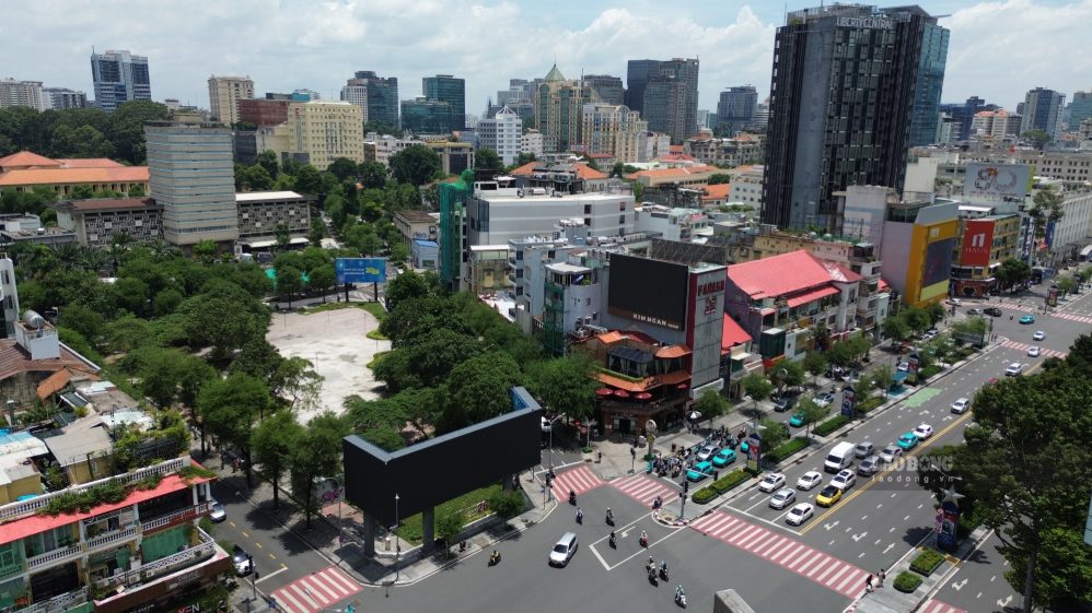 Công viên nằm giữa bốn tuyến đường Lê Thánh Tôn, Nam Kỳ Khởi Nghĩa, Nguyễn Trung Trực và Lê Lợi - khu vực được xem là “tứ giác vàng” của trung tâm TPHCM.