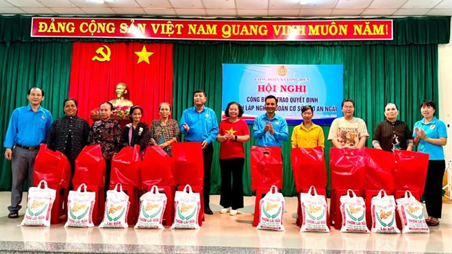 Thành lập mới Nghiệp đoàn Chợ An Ngãi và trao 20 phần quà hỗ trợ các hoàn cảnh khó khăn ở Long Điền. Ảnh: CĐ xã Long Điền
