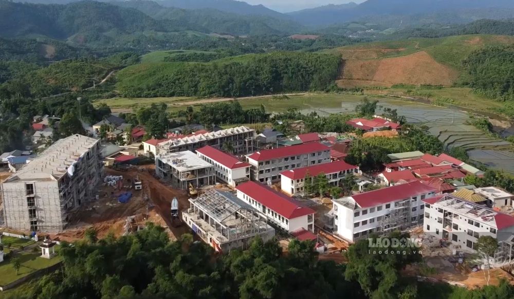 El proyecto de la Escuela Internado Inter-nivel de Primaria y Secundaria Yên Khương se está completando urgentemente. Foto: Minh Hoàng