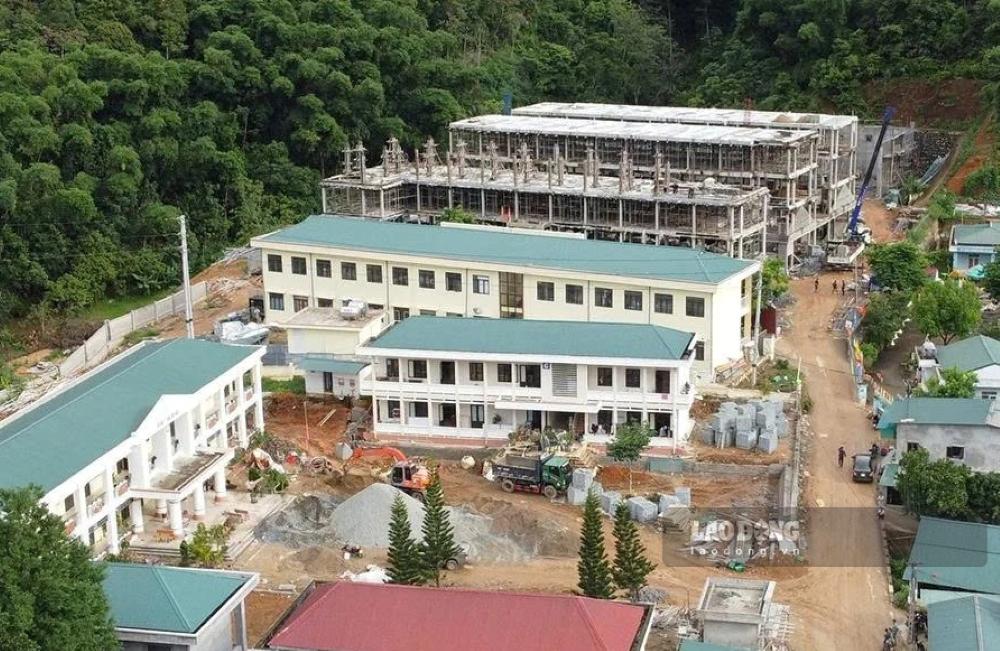 Nhà thầu huy động nhân lực, vật lực khẩn trương thi công dự án Trường Nội trú liên cấp Tiểu học và THCS Na Mèo. Ảnh: Minh Hoàng