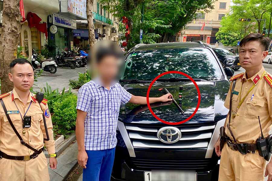 Tài xế nghi xuất trình GPLX giả khi bị kiểm tra. Ảnh: Phòng CSGT Hà Nội