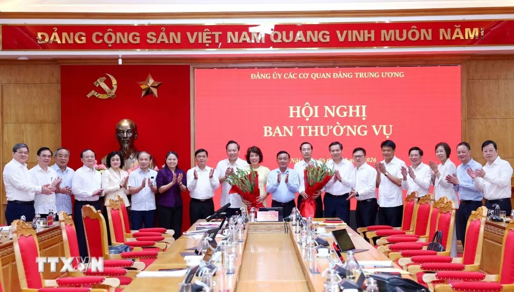 Thường trực Ban Bí thư Trần Cẩm Tú cùng các đồng chí Ban Thường vụ Đảng ủy các cơ quan Đảng Trung ương chúc mừng các nhân sự nhận nhiệm vụ mới. Ảnh: TTXVN