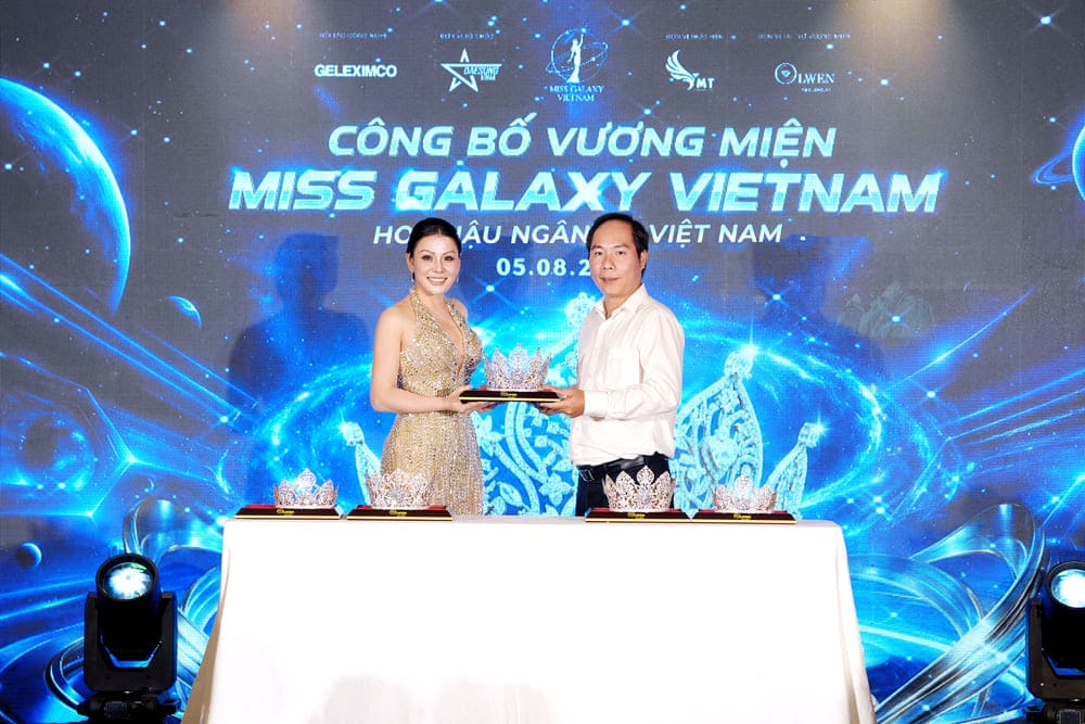 ThS Đàm Hương Thủy - Trưởng ban tổ chức cũng công bố vương miện dành cho Hoa hậu và các Á hậu của cuộc thi. Ảnh: Ban tổ chức
