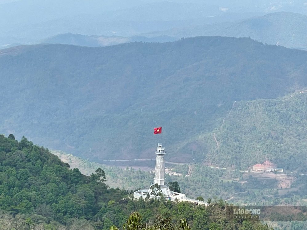 The A Pa Chai flagpole stands majestically on the Khoang La San mountain range. Photo: Thanh Binh