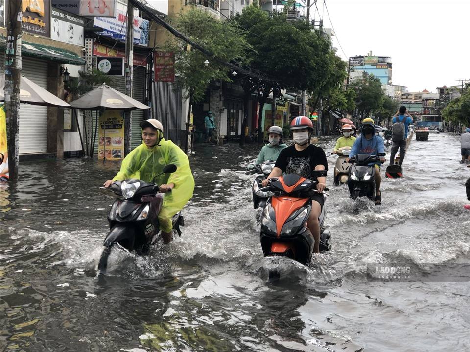 The Southwest monsoon is strengthening, Ho Chi Minh City and the South have prolonged thunderstorms for many days. Photo: Anh Tu