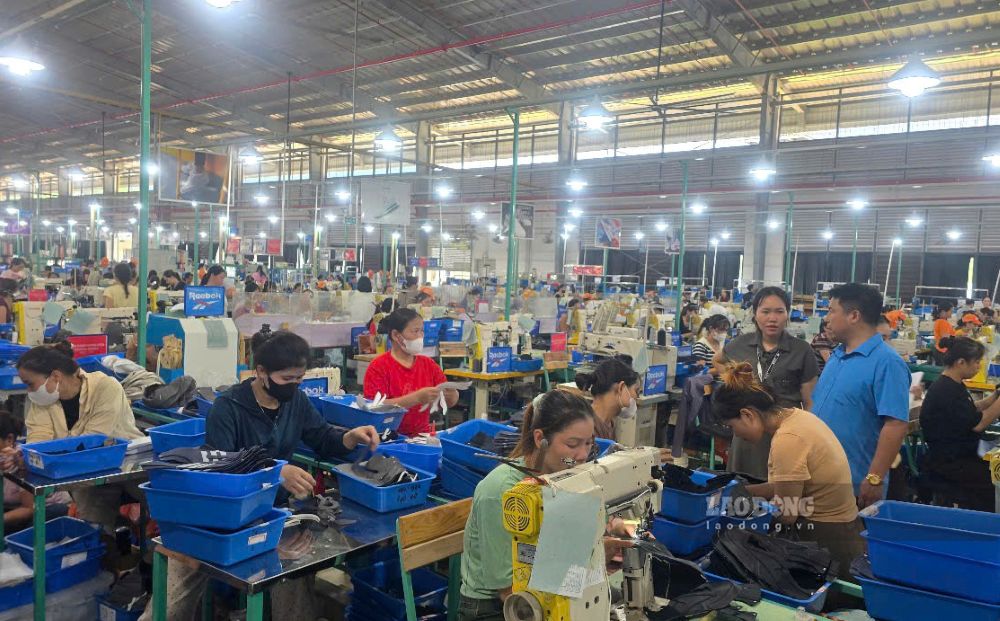 Công nhân lao động quay trở lại làm việc sau hơn 2 ngày ngừng việc tập thể. Ảnh: Quách Du