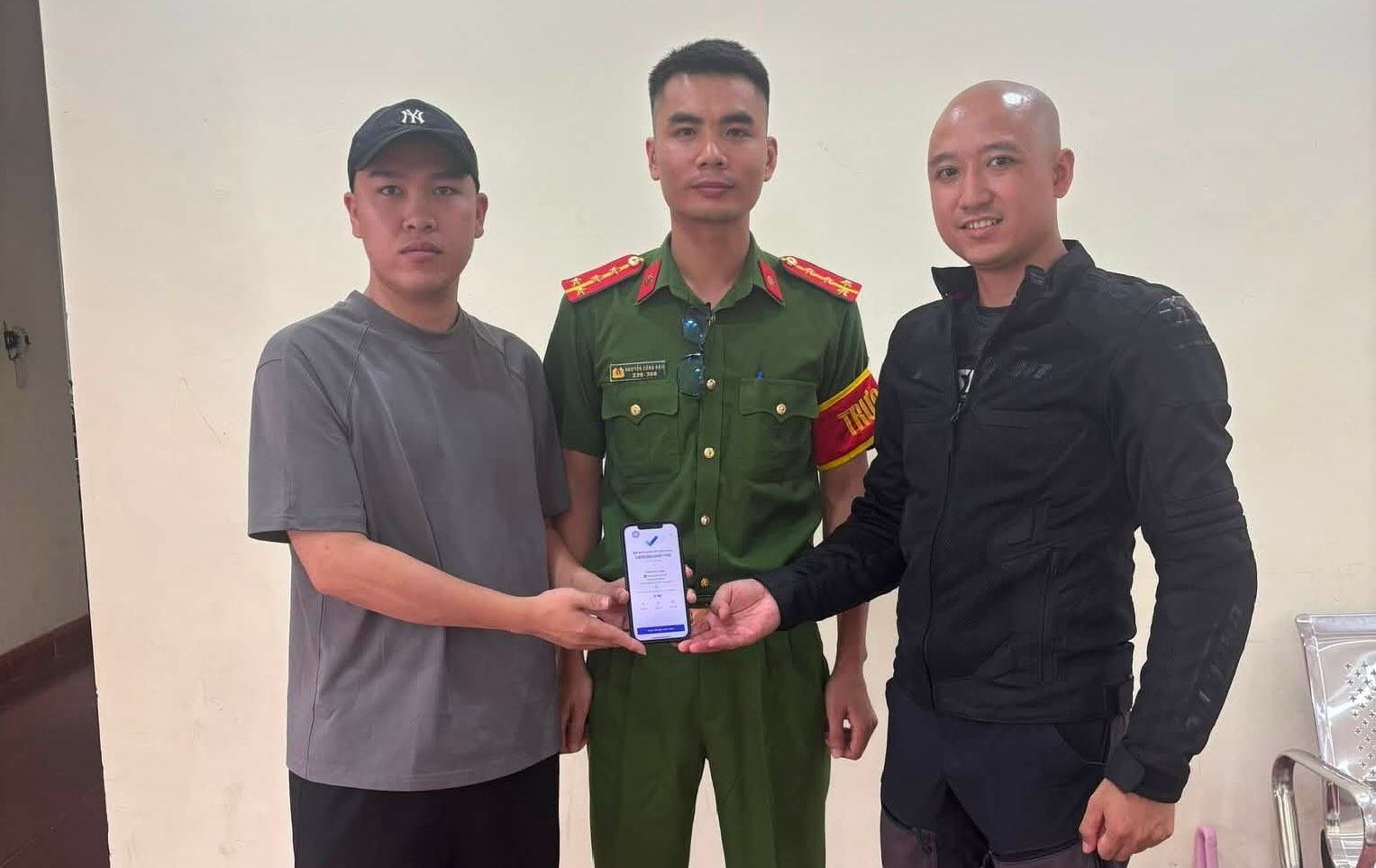 Mr. Hoang Quoc Cuong returns the mistakenly transferred money to the account holder. Photo: Hoan Lao Commune Police