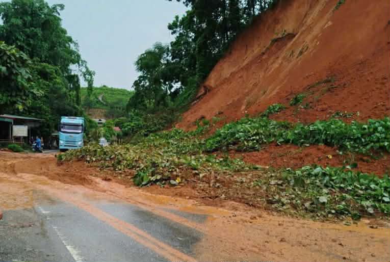 Landslide causes traffic congestion at Km52 National Highway 2. Photo: Information page of Yen Phu Commune People's Committee