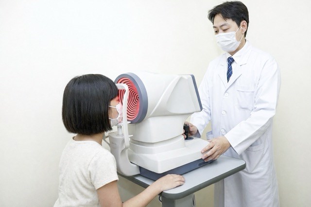 Many reasons cause the rate of nearsightedness in children to increase. Photo: Tam Anh General Hospital provided