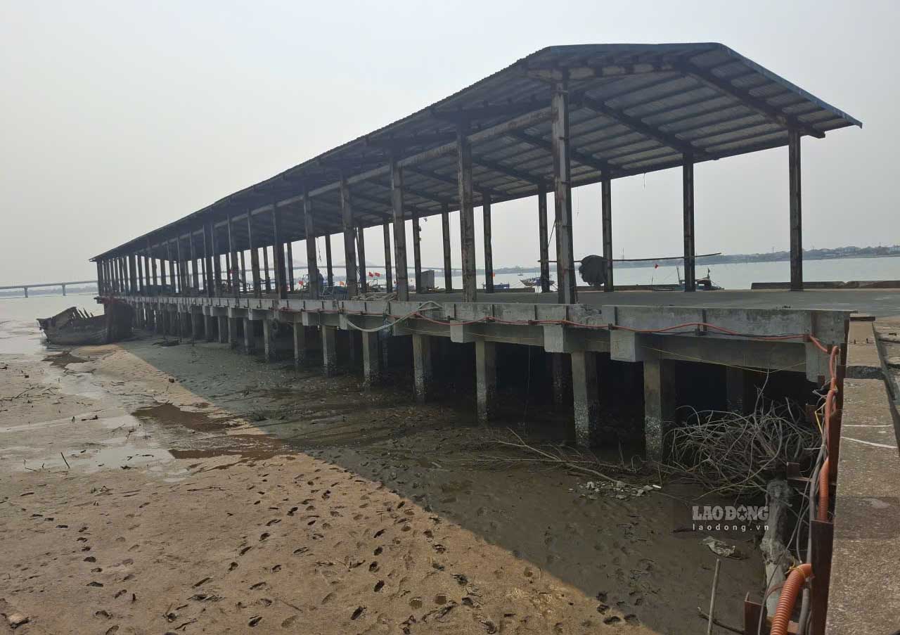 Xuan Hoi fishing port is seriously silted up and needs to be dredged. Photo: Tran Tuan