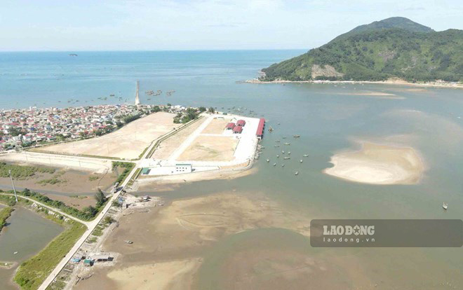Luồng lạch ở cảng cá Cửa Nhượng đã được Bộ Xây dựng có quyết định công bố danh mục dự án nạo vét vùng nước hàng hải, vùng nước đường thủy nội địa, là cơ sở để UBND tỉnh Hà Tĩnh thực hiện dự án nạo vét. Ảnh: Trần Tuấn