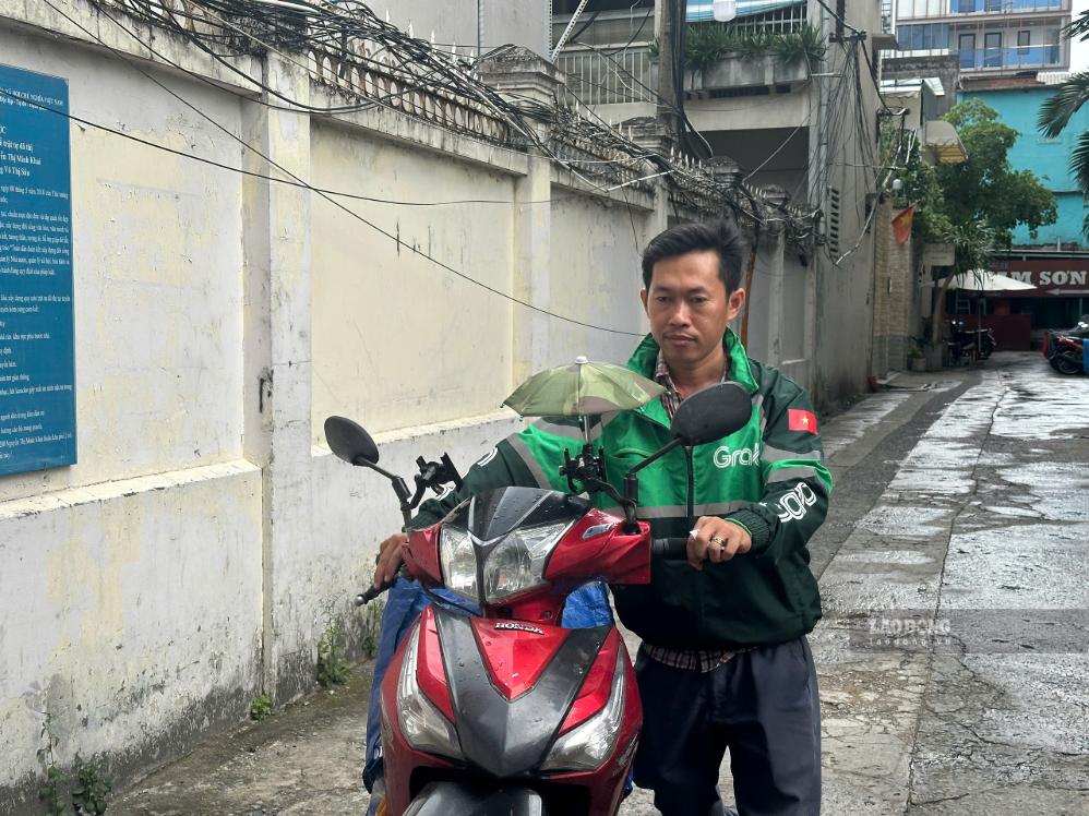 Anh Trần Văn Phát tham gia nghề tài xế xe ôm công nghệ đã được 8 năm. Ảnh: Minh Tâm