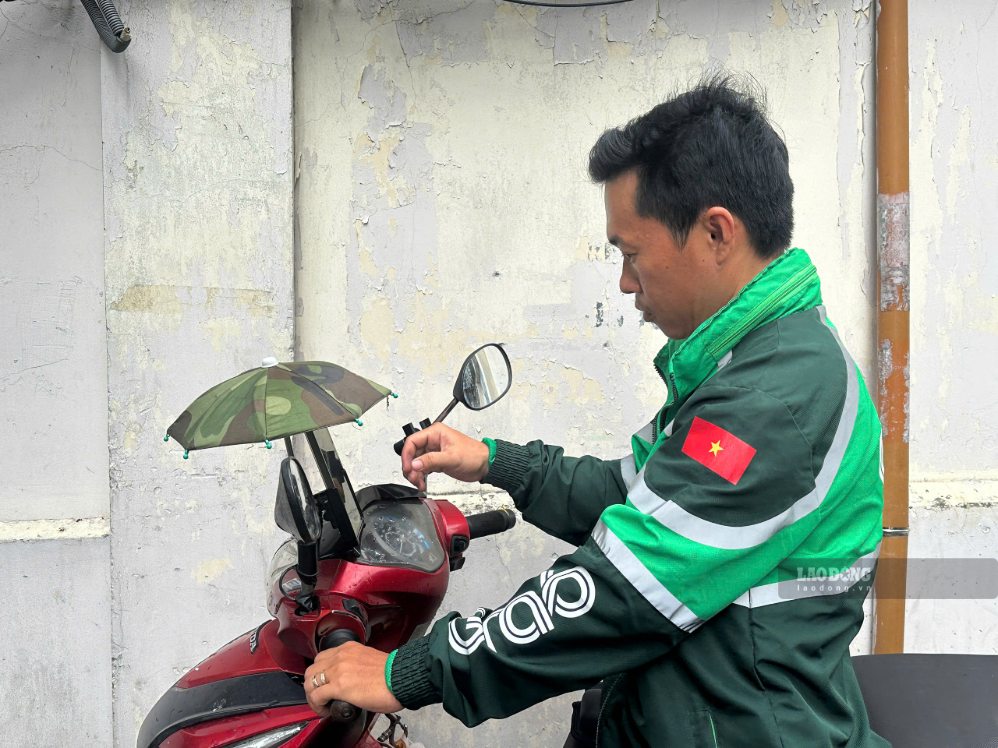 Technology motorbike taxi drivers want to pay social insurance. Photo: Minh Tam
