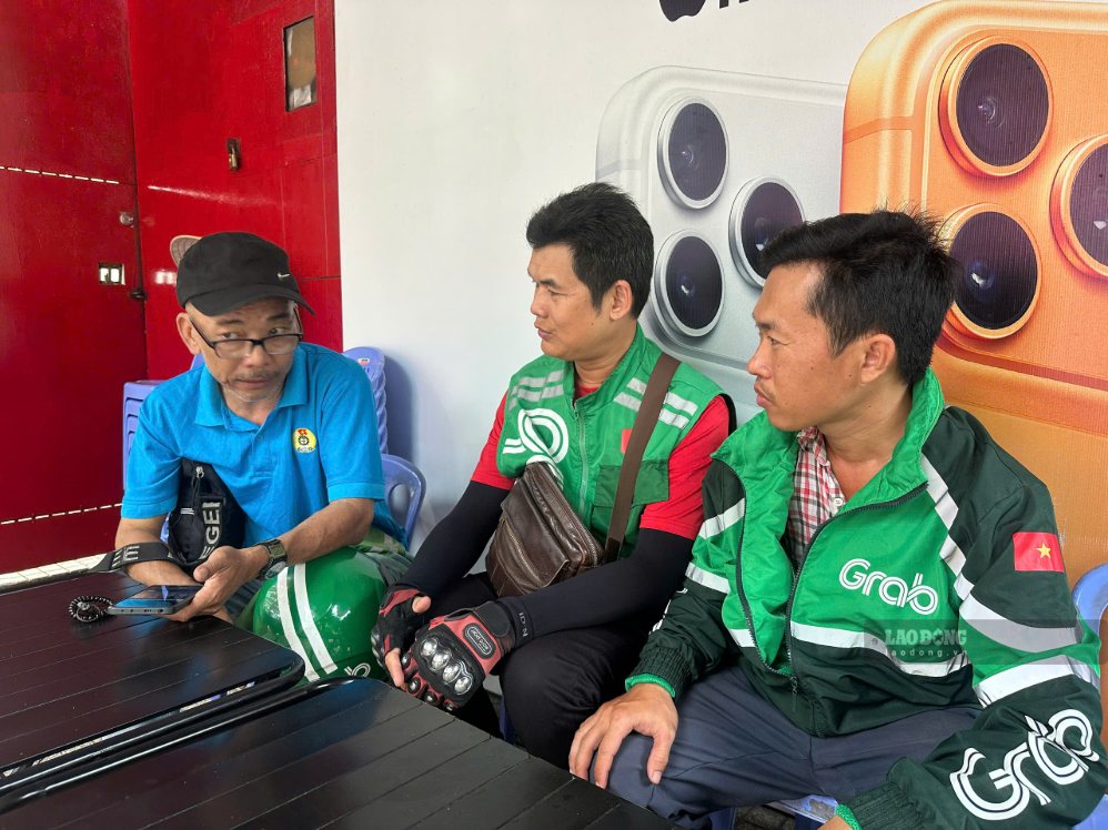 Những lúc nghỉ ngơi, anh em tài xế ngồi trao đổi công việc trong ngày. Ảnh: Minh Tâm