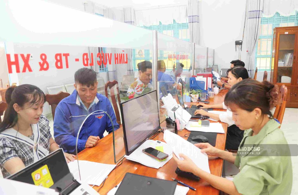 The Delegation of National Assembly Deputies of Lam Dong province proposed to study and fully regulate the transition mechanism for non-specialized personnel at the commune, village, and residential group levels. Photo: Phuc Khanh