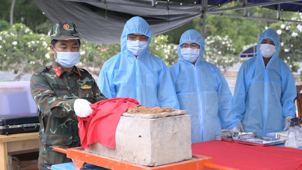 Việc phát hiện di vật còn lưu đầy đủ thông tin cá nhân có ý nghĩa rất lớn trong công tác xác định danh tính hài cốt liệt sĩ. Ảnh: Phương Vũ/Bộ CHQS An Giang