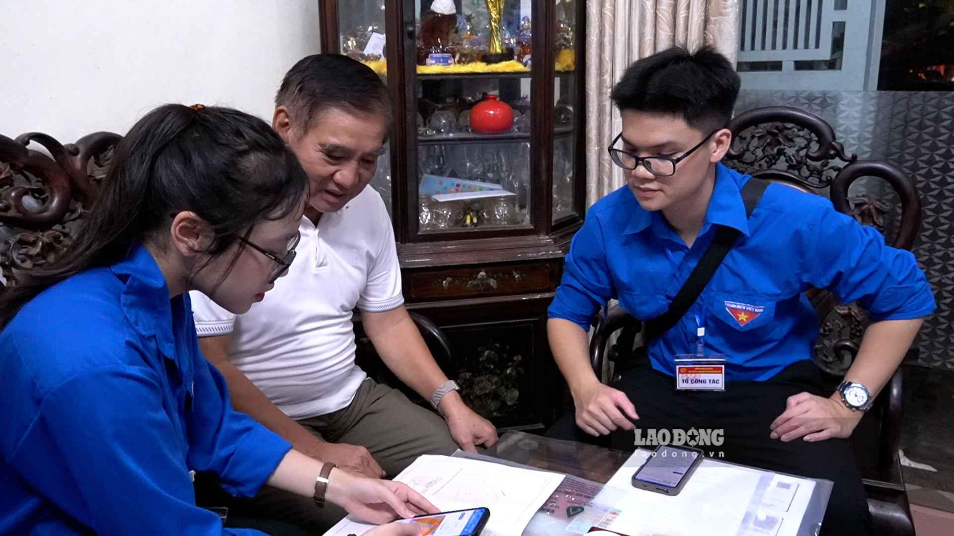Đoàn viên thanh niên phường Hoàng Mai hỗ trợ người dân rà soát thông tin đất đai ngay tại nhà. Ảnh Cao Thơm