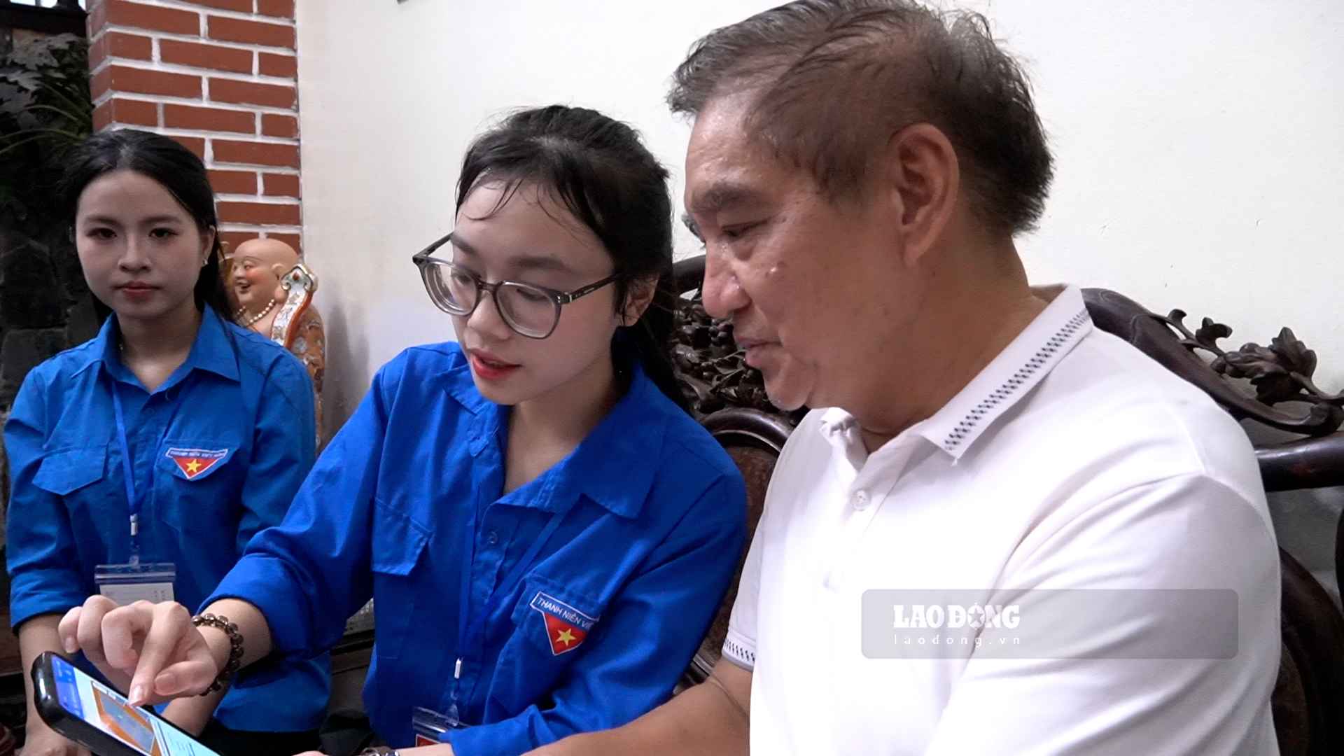 Đoàn viên Trịnh Thị Trà My tích cực hỗ trợ người dân số hóa dữ liệu đất đai. Ảnh: Cao Thơm