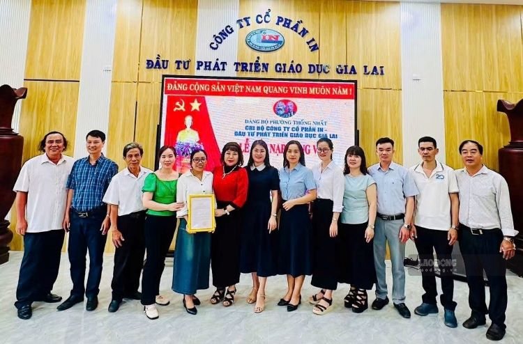 The Trade Union introduced and coordinated with business leaders to present the Party admission decision to Ms. Trinh Thi Lien. Photo: Thanh Tuan