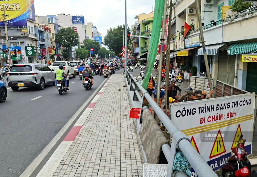 Khoan khảo sát địa chất tuyến Metro Thủ Dầu Một - TPHCM tại khu vực cầu Thị Nghè. Ảnh: Minh Quân