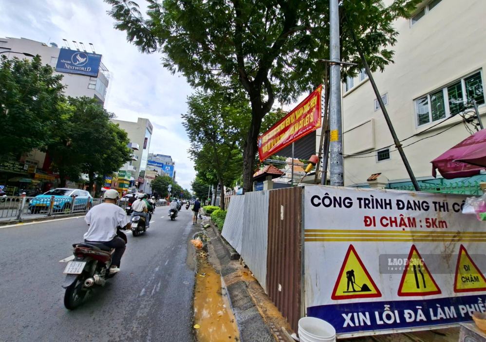Khoan khảo sát địa chất tuyến Metro Thủ Dầu Một - TPHCM trên đường Xô Viết Nghệ Tĩnh. Ảnh: Minh Quân