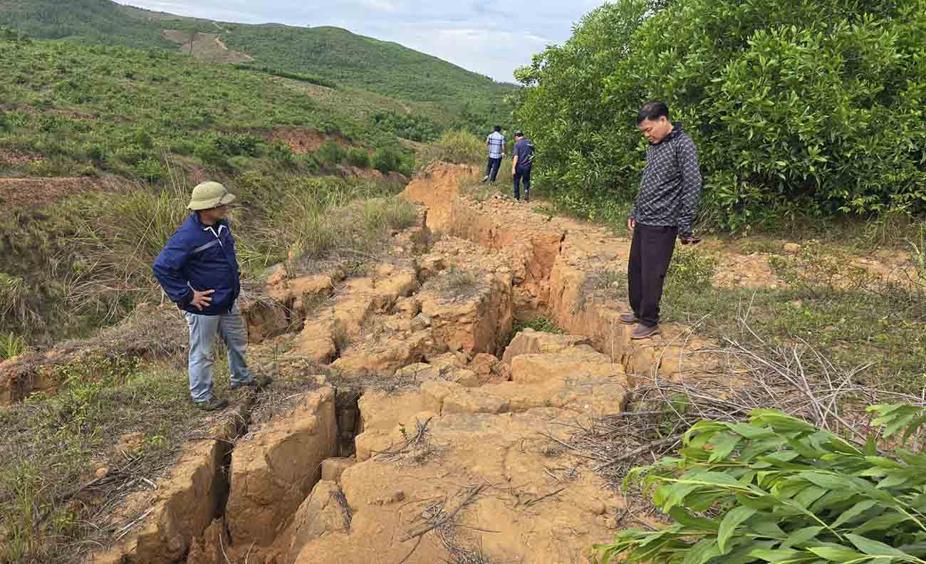 The long crack on the mountain is at risk of landslide down to Dong Trung road in Ky Anh commune that Ha Tinh Provincial People's Committee has just directed to urgently handle. Photo: Ky Anh Commune People's Committee