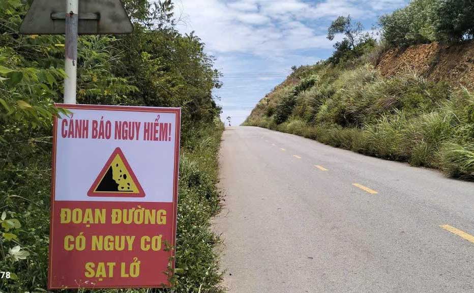 Chính quyền đã cho đặt biển cảnh báo nguy cơ sạt lở. Ảnh: UBND xã Kỳ Anh