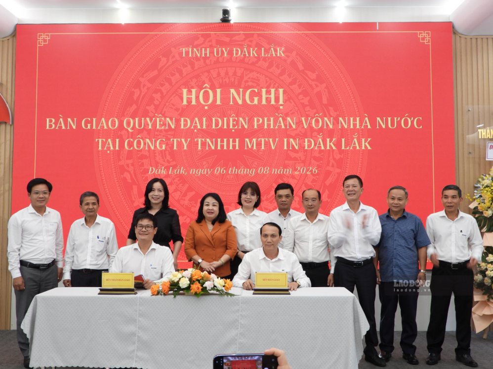 Relevant parties sign the handover of state capital representation rights at Dak Lak Printing Company Limited from the Provincial Party Committee Office to 2-9 Dak Lak Import-Export Company Limited. Photo: Bao Trung