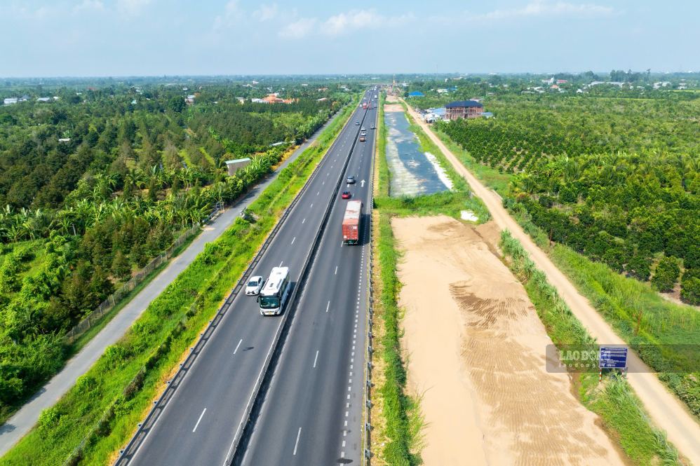 Các hạng mục nền đường từng bước hình thành sau hơn nửa năm thi công.