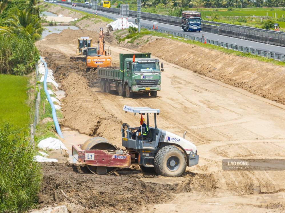 Nhiều mũi thi công được triển khai đồng thời trên toàn tuyến cao tốc.