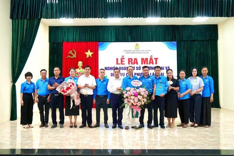 Lao Cai Ward Trade Union expands its grassroots trade union network, develops union members, and creates a solid support for workers in the fields of trade and services. Photo: Lao Cai Ward Trade Union