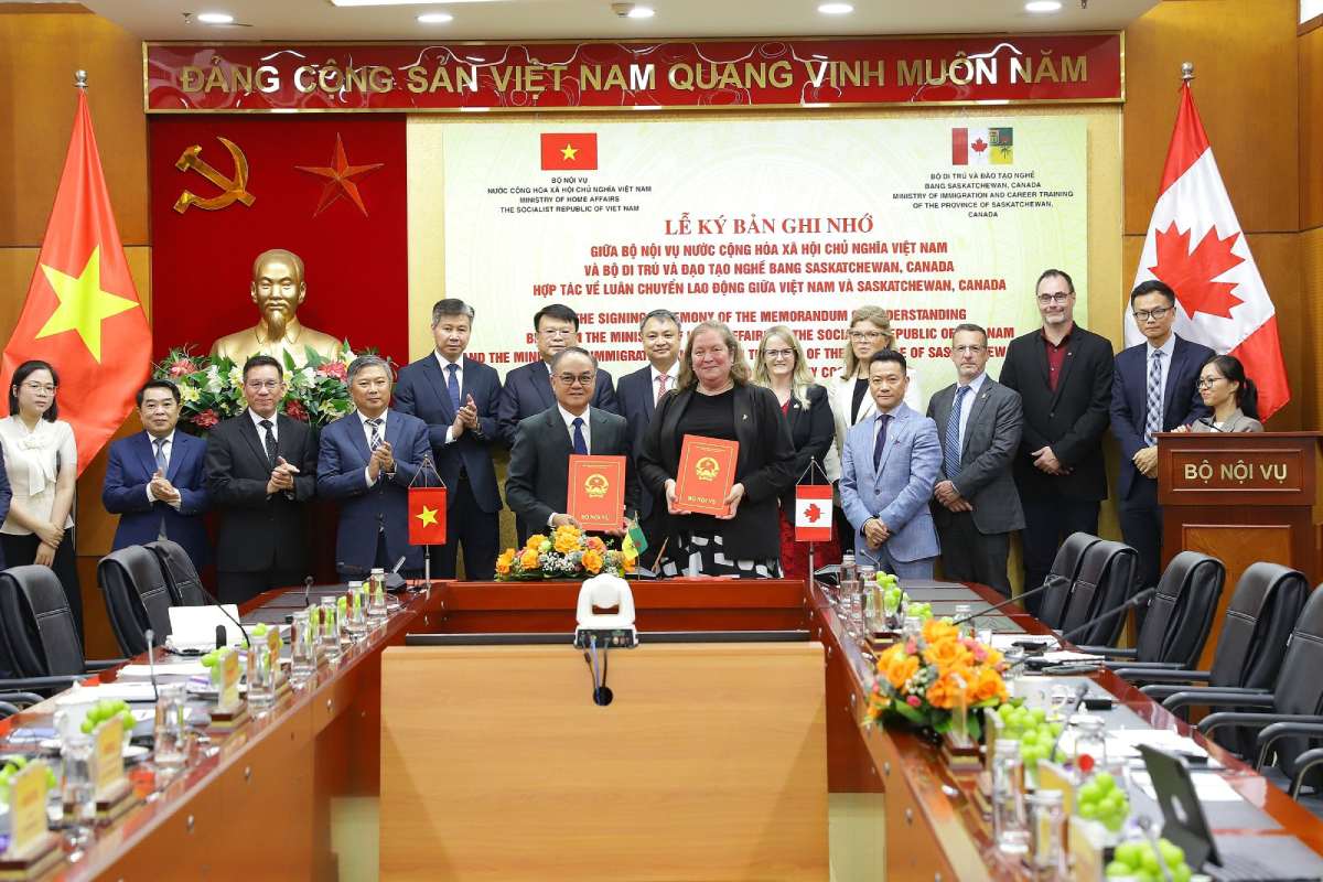 The Ministry of Home Affairs and Canadian partners sign a Memorandum of Understanding on cooperation in moving Vietnamese workers to work in Saskatchewan, Canada. Photo: Ministry of Home Affairs.