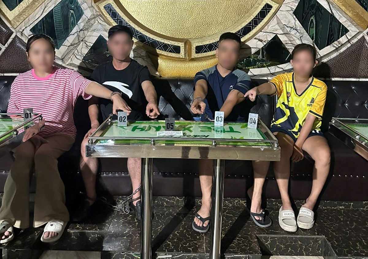 Scene of the location where the subjects organized the illegal use of drugs in the karaoke room. Photo: Quang Ninh Police