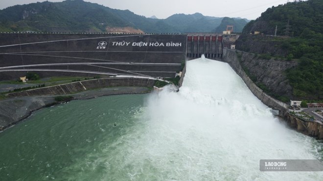 Hoa Binh Hydropower opens 1 bottom discharge gate. Photo: Minh Nguyen