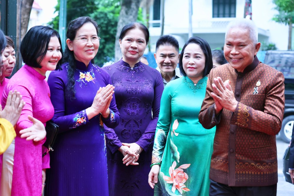 Bà Nguyễn Thị Thanh, Ủy viên TƯ Đảng, Phó Chủ tịch Quốc hội nước Cộng hòa xã hội chủ nghĩa Việt Nam; bà Hà Thị Nga, Ủy viên TƯ Đảng, Phó Chủ tịch - Tổng Thư ký Ủy ban Trung ương MTTQ Việt Nam; bà Lê Thị Thủy, Ủy viên TƯ Đảng, Phó Chủ tịch Ủy ban Trung ương MTTQ Việt Nam, Chủ tịch Hội LHPN Việt Nam cùng các đại biểu chào mừng ông Sophon Zaram, Chủ tịch Quốc hội kiêm Chủ tịch Hạ viện Thái Lan, tham dự buổi lễ. Ảnh: Thu Hà/ MTTQ